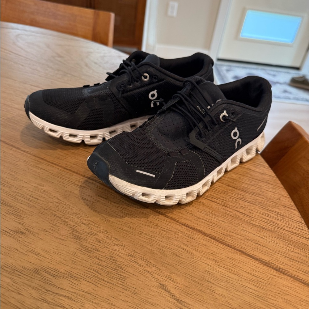 On cloud running shoes. Women 7